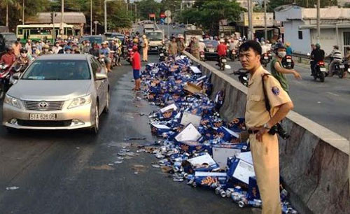 Hiện trường sự cố bia lon rơi trắng quốc lộ 1.