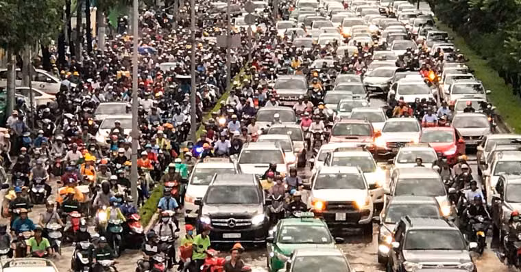 Mua dong kinh hoang o Sai Gon: Cay do, duong ngap, bay mai nha