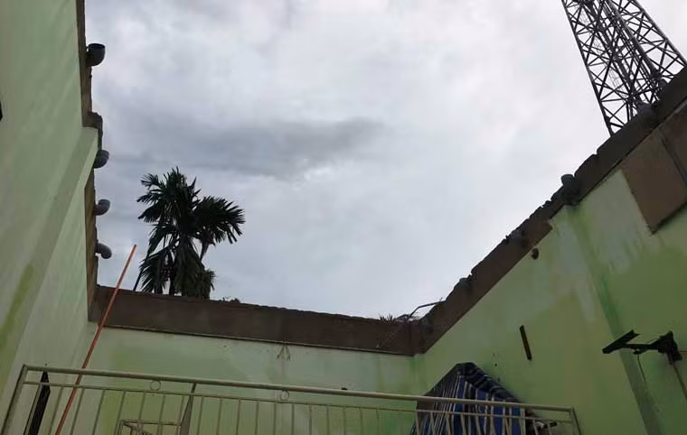 Căn nhà của 1 hộ dân trên đường số 9, phường Trường Thọ, quận Thủ Đức, TP HCM bị gió hất tung toàn bộ mái tôn. Dù những người trong nhà may mắn kịp chạy thoát, nhưng toàn bộ tài sản bị nước mưa gây hư hỏng nặng.