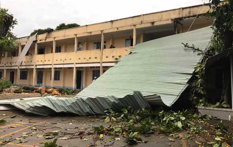 Nghiêm trọng nhất là sự cố xảy ra tại trường THCS Lê Quý Đôn, phường Linh Chiểu, quận Thủ Đức khi mái tôn của dãy lớp học bị gió cuốn phăng trong cơn dông mưa.