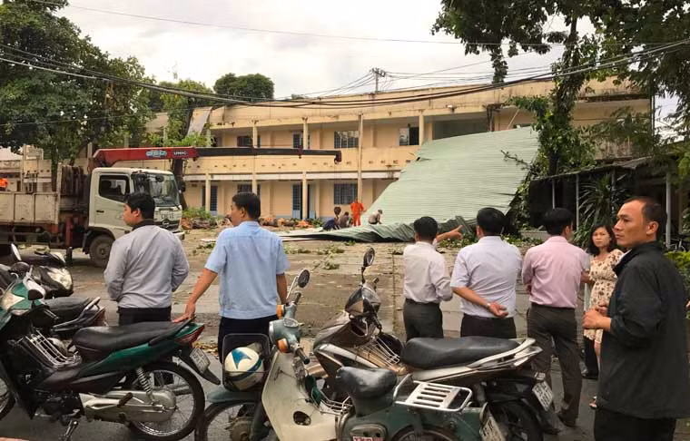 Đây là địa điểm sẽ tổ chức kỳ thi THPT Quốc gia và rất may sự cố xảy ra khi các thí sinh vừa ra về sau khi hoàn thành đăng ký thủ tục dự thi. Đến tận chiều tối cùng ngày, các đơn vị liên quan vẫn đang tích cực xử lý sự cố để đảm bảo an toàn, thông suốt cho kỳ thi bắt đầu từ sáng mai (22/6).