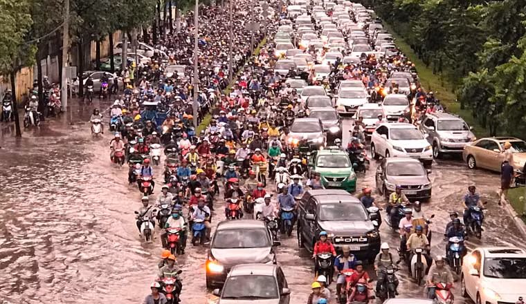 Hàng vạn phương tiện bì bõm lội qua vùng ngập nước trên đường Nguyễn Hữu Cảnh.