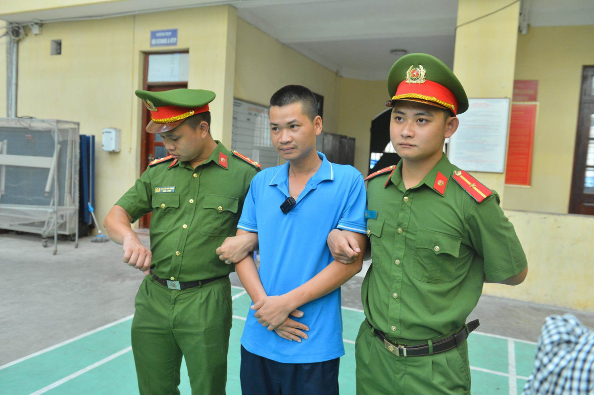 Một ngày sau, đối tượng đã bị lực lượng công an bắt giữ ngay tại nhà. Với những hành vi man rợ của mình đối tượng Lê Văn Công sẽ phải chịu sự trừng phạt nghiêm khắc từ pháp luật. 