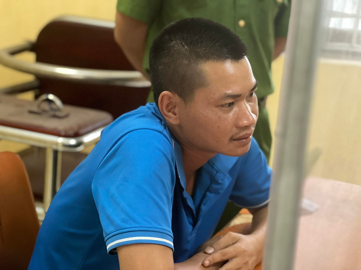 Đến khu vực đường kênh giữa (đối diện Bệnh Viện nhiệt đới Trung ương cơ sở 2, thuộc thôn Bầu, xã Kim Chung), Công bất ngờ yêu cầu anh D. rẽ vào đường bê tông đi ra nghĩa trang thôn Bầu, để tìm thời cơ ra tay, sát hại nạn nhân. Khi đến khu vực cách đường kênh giữa khoảng 100m, nhận thấy không có người qua lại, Công bảo anh D dừng xe. Bất ngờ, từ phía sau, đối tượng dùng dao cứa mạnh vùng cổ anh D, rồi đâm nhiều nhát cho đến khi nạn nhân nằm bất động.