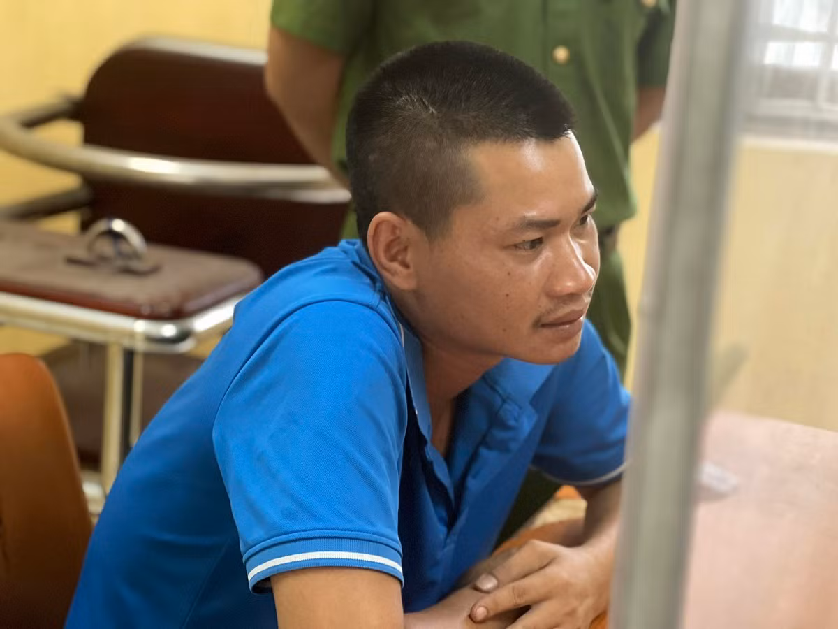 Đến khu vực đường kênh giữa (đối diện Bệnh Viện nhiệt đới Trung ương cơ sở 2, thuộc thôn Bầu, xã Kim Chung), Công bất ngờ yêu cầu anh D. rẽ vào đường bê tông đi ra nghĩa trang thôn Bầu, để tìm thời cơ ra tay, sát hại nạn nhân. Khi đến khu vực cách đường kênh giữa khoảng 100m, nhận thấy không có người qua lại, Công bảo anh D dừng xe. Bất ngờ, từ phía sau, đối tượng dùng dao cứa mạnh vùng cổ anh D, rồi đâm nhiều nhát cho đến khi nạn nhân nằm bất động.