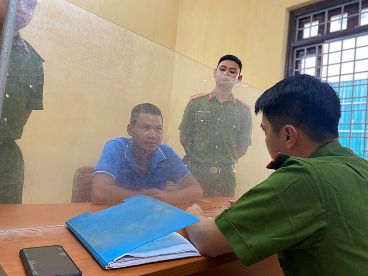 Sau khi kéo nạn nhân giấu vào bờ cỏ, Lê Văn Công lục soát lấy đi điện thoại di động và 1 túi xách bên trong có 50.000 đồng, cùng xe máy của nạn nhân rồi chạy trốn. Trong quá trình trốn chạy, Công phi tang chiếc điện thoại của anh D., thay quần áo và điều khiển xe máy đến gửi tại bãi xe trên địa bàn tỉnh Việt Trì, Phú Thọ. Ngày 17/7, Công về nhà cất giấu con dao gây án.