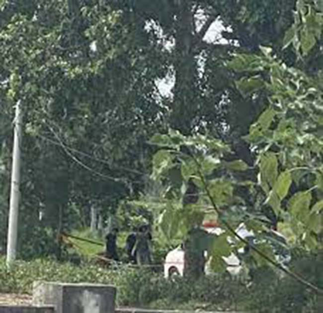 Lực lượng chức năng bước đầu xác định, hiện trường vụ việc là khu đất thuộc khu vực đường đi ra nghĩa trang thôn Bầu, xã Kim Chung, huyện Đông Anh. Tại hiện trường phát hiện, thu giữ nhiều chất màu nâu đỏ và 1 đôi dép lê màu đen có ghi chữ “LACOSTE”. 