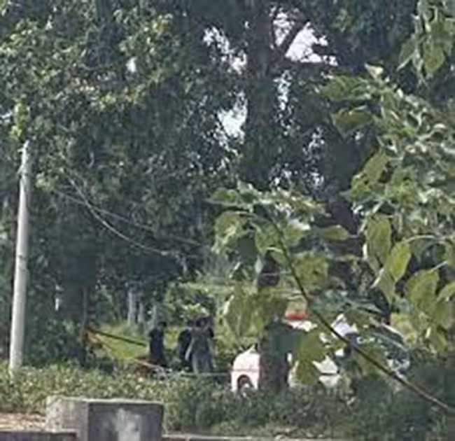 Lực lượng chức năng bước đầu xác định, hiện trường vụ việc là khu đất thuộc khu vực đường đi ra nghĩa trang thôn Bầu, xã Kim Chung, huyện Đông Anh. Tại hiện trường phát hiện, thu giữ nhiều chất màu nâu đỏ và 1 đôi dép lê màu đen có ghi chữ “LACOSTE”. 