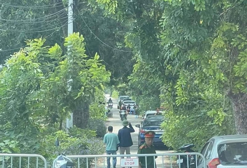 Theo hồ sơ vụ án, khoảng 9h30 ngày 17/7/2023, Công an xã Kim Chung, huyện Đông Anh, TP Hà Nội nhận được tin báo của người dân về việc phát hiện một thi thể nam giới, trên người có nhiều vết thương tại khu vực đường ra nghĩa trang thôn Bầu, xã Kim Chung.