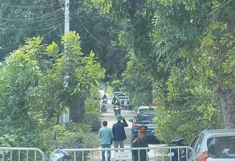 Theo hồ sơ vụ án, khoảng 9h30 ngày 17/7/2023, Công an xã Kim Chung, huyện Đông Anh, TP Hà Nội nhận được tin báo của người dân về việc phát hiện một thi thể nam giới, trên người có nhiều vết thương tại khu vực đường ra nghĩa trang thôn Bầu, xã Kim Chung.