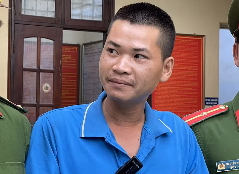 Vào khoảng 20h ngày 16/7, Công chuẩn bị 1 con dao (loại dao gọt hoa quả), rồi đi xe buýt đến bến xe khách Mỹ Đình. Tại đây, Công lang thang để săn tìm tài xế xe ôm công nghệ. Đến khoảng 20h45 cùng ngày, Công gặp anh D. đang đứng chờ khách, lập tức thuê anh này chở về xã Nam Hồng, huyện Đông Anh với giá 100.000 đồng.