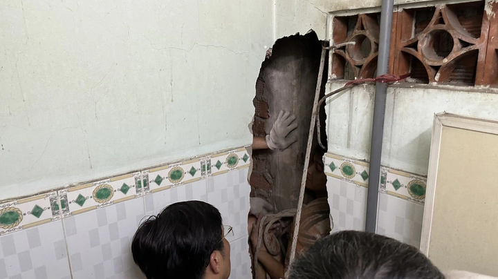  Xuyên đêm phá tường giải cứu nam thanh niên: Lúc 22h35 ngày 28/11, công an nhận được tin báo có người rơi vào khe hở giữa hai bức tường nhà dân trên đường Xóm Chiếu, phường 14, quận 4, TP HCM. Hàng chục chiến sĩ của Đội phòng cháy chữa cháy và cứu nạn cứu hộ cùng xe chuyên dụng đến hiện trường phối hợp Công an quận 4 xác định vị trí người mắc kẹt. Các chiến sĩ triển khai các dụng cụ chuyên dùng như: máy banh cắt thủy lực, dây thừng, cầu thang sắt... để tìm cách tiếp cận, giải cứu nạn nhân. Đến khoảng 2h, lực lượng chức năng phải dùng búa, xà beng để phá tường, tạo khoảng trống sau đó đưa nạn nhân ra ngoài. 