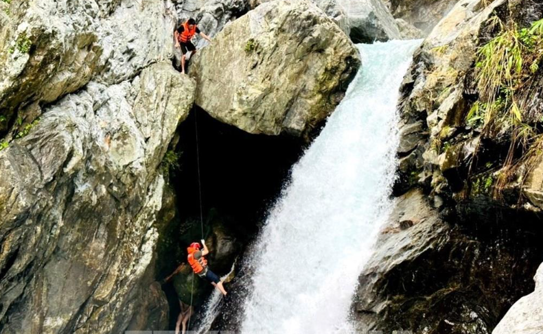  Giải cứu người nước ngoài bị mắc kẹt trên thác nước: Chiều 29/10, Trung tâm 114 thành phố Đà Nẵng nhận được tin báo của người dân về việc một người nước ngoài bị mắc kẹt tại thác nước cao ở khu vực Suối Mơ - Khe Răm (xã Hoà Bắc, huyện Hoà Vang). Ngay khi tới nơi xảy ra sự cố, lực lượng cứu hộ xác định dòng thác chảy xiết, việc tiếp cận người bị nạn gặp nhiều khó khăn. Chỉ huy đã cho tiến hành đội hình trèo lên trên thác, tụt dây tự cứu bằng dụng cụ Pet tự hãm để tiếp cận người bị nạn. Tiếp đó, lực lượng cứu nạn, cứu hộ đã trang bị đồ bảo hộ cho người bị nạn để đưa ra vị trí an toàn. Được biết, người bị nạn có quốc tịch Nga, khoảng 31 tuổi. 