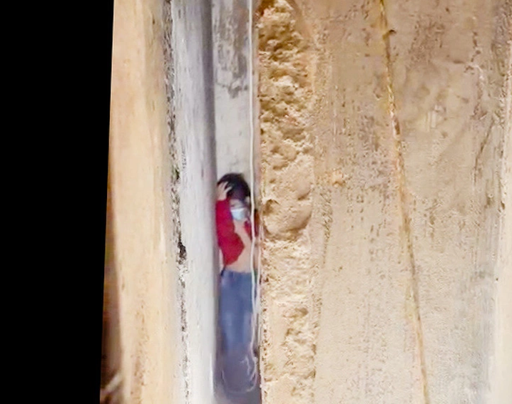  Giải cứu thành công cháu bé 9 tuổi kẹt giữa khe tường: Chiều 13/1, người dân phát hiện cháu bé P.P.A, sinh năm 2014 bị rơi từ tầng 2 và kẹt giữa khe tường hẹp của 2 nhà 196 và 198 đường Hàm Nghi, phường Kim Tân, TP Lào Cai nên báo cơ quan chức năng. Sau khi có mặt tại hiện trường, lực lượng chức năng xác định cháu bé bị kẹt giữa khe tường rộng khoảng 25cm, không có lối thoát hiểm và cháu bé không di chuyển được, tình trạng sức khỏe cháu P.A vẫn ổn định. Sau gần 30 phút sử dụng đồng bộ các phương tiện cứu nạn cứu hộ, cháu P.A. đã được giải cứu thành công khỏi khe nhà.