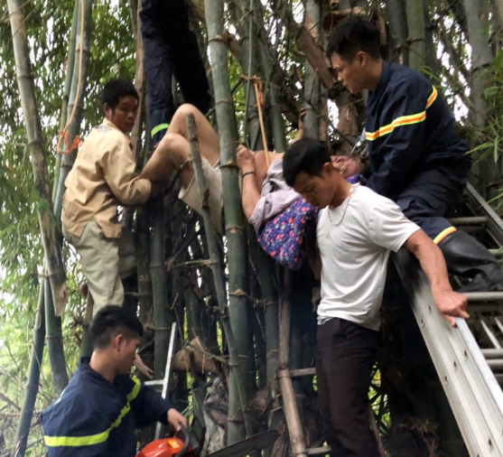  Giải cứu cụ ông 83 tuổi mắc kẹt trên bụi tre: Chiều 7/10, nhận được tin báo về việc có 1 người đàn ông bị mắc kẹt trên bụi tre ở khối 3, thị trấn Cao Lộc, huyện Cao Lộc, tỉnh Lạng Sơn, Phòng Cảnh sát phòng cháy, chữa cháy và cứu nạn cứu hộ, Công an tỉnh đã xuất 1 xe chữa cháy, 1 xe thang cùng 11 cán bộ, chiến sĩ đến hiện trường triển khai cứu người bị nạn. Sau khoảng 10 phút triển khai, lực lượng và người dân đã đưa được nạn nhân xuống. Được biết, nạn nhân là ông Nông Văn Hác, 83 tuổi, trú tại khối 3, thị trấn Cao Lộc, huyện Cao Lộc; sáng 7/10, ông Hác trèo lên cây chặt phát bụi tre thì xảy ra sự việc. 