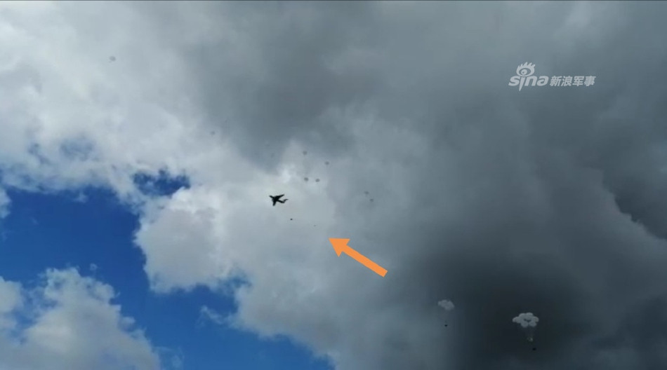Theo video thu lại từ vụ tai nạn, chiếc BMD-2 đã rời cửa máy bay trong tình trạng không có bất cứ một chiếc dù nào được bung ra. Nguồn ảnh: Sina.