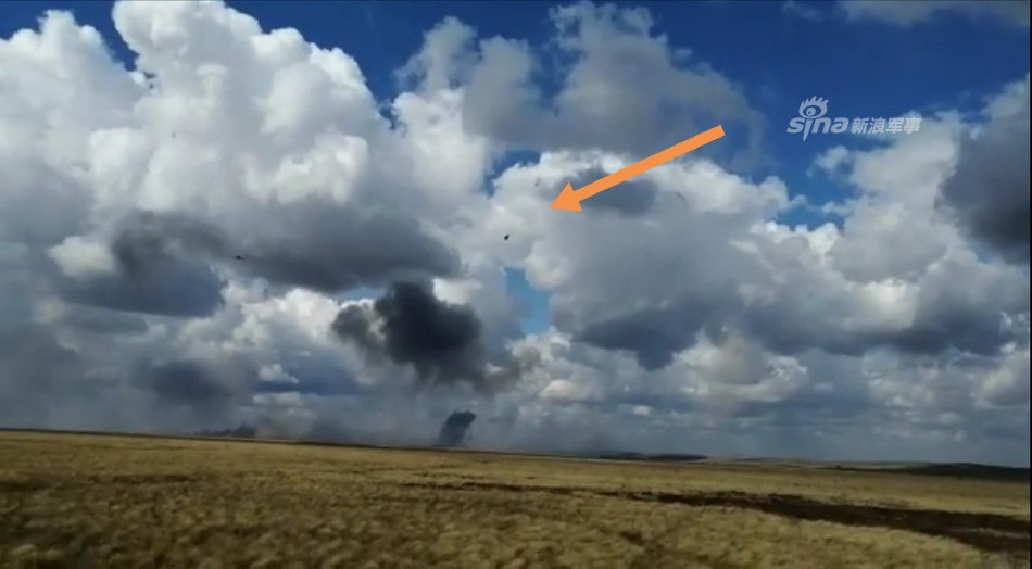 Do dù mồi không bung, toàn bộ cơ cấu dù hãm không thể triển khai được và chiếc thiết giáp cứ thế rơi thẳng xuống đất với tốc độ cao. Nguồn ảnh: Sina.