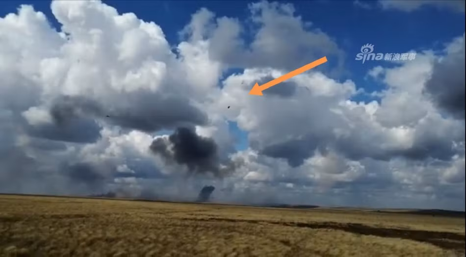 Do dù mồi không bung, toàn bộ cơ cấu dù hãm không thể triển khai được và chiếc thiết giáp cứ thế rơi thẳng xuống đất với tốc độ cao. Nguồn ảnh: Sina.