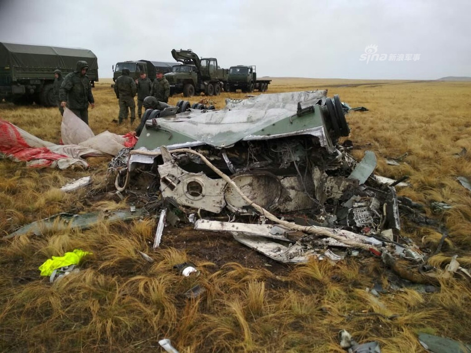 Dựa vào những hình ảnh chụp tại hiện trường, có thể khẳng định chiếc BMD-2 này đã hư hỏng hoàn toàn, không thể sửa chữa để tiếp tục sử dụng được. Nguồn ảnh: Sina.