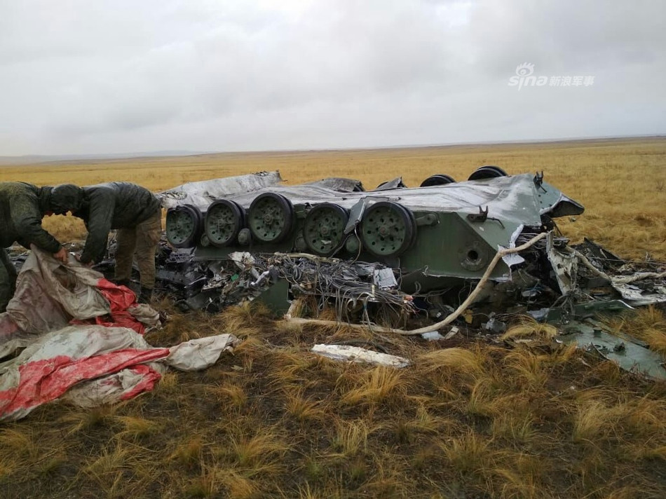 Tuy nhiên đã có một vụ tai nạn xảy ra trong cuộc tập trận khi mà thiết giáp BMD-2 tham gia cuộc tập trận không mở dù khi rời cửa máy bay và rơi thẳng xuống đất với tốc độ cao. Nguồn ảnh: Sina.