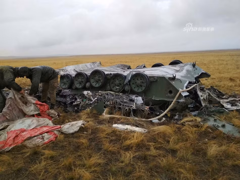 Tuy nhiên đã có một vụ tai nạn xảy ra trong cuộc tập trận khi mà thiết giáp BMD-2 tham gia cuộc tập trận không mở dù khi rời cửa máy bay và rơi thẳng xuống đất với tốc độ cao. Nguồn ảnh: Sina.