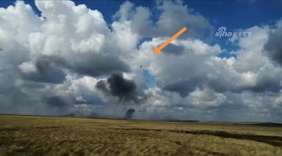 Mặc dù được coi là lực lượng có khả năng đổ bộ xe chiến đấu bộ binh bằng đường dù hiện đại nhất ngày nay, tuy nhiên quân đội Nga vẫn thường gặp phải những tai nạn kiểu như thế này khi huấn luyện. Nguồn ảnh: Sina.