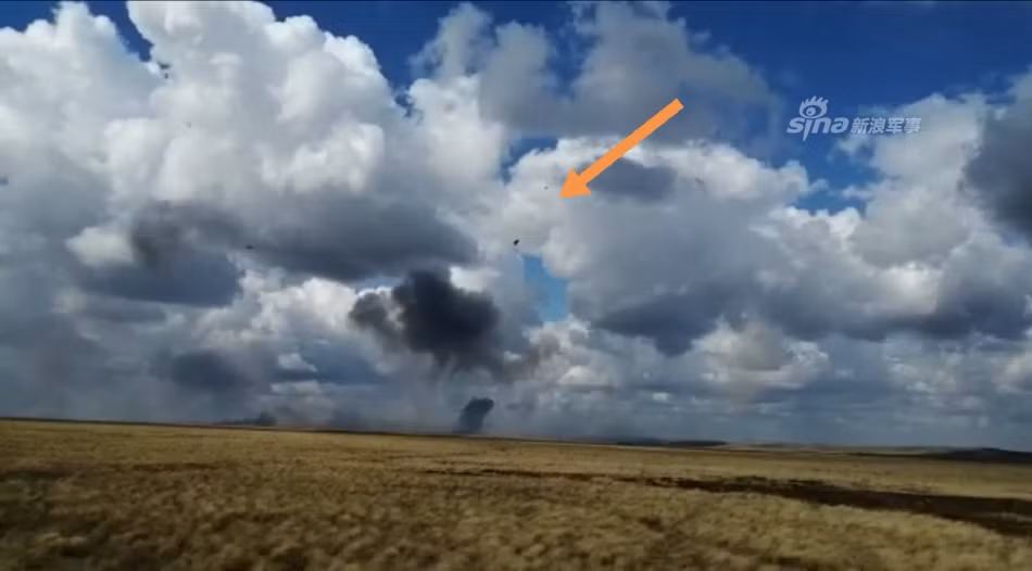 Mặc dù được coi là lực lượng có khả năng đổ bộ xe chiến đấu bộ binh bằng đường dù hiện đại nhất ngày nay, tuy nhiên quân đội Nga vẫn thường gặp phải những tai nạn kiểu như thế này khi huấn luyện. Nguồn ảnh: Sina.