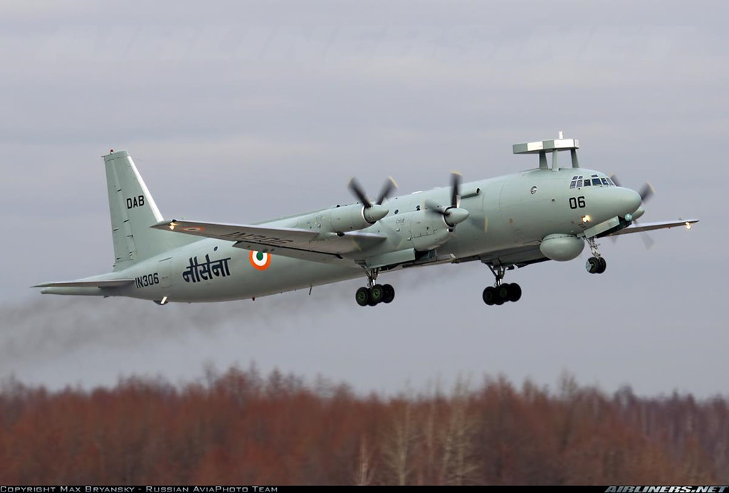Trước khi P-8I gia nhập Hải quân Ấn Độ, năng lực tuần tra hàng hải và chống ngầm của nước này dựa trên 5 chiếc IL-38SD do Nga sản xuất. IL-38 được trang bị hệ thống cảm biến và vũ khí mạnh mẽ, nhưng không mang được tên lửa chống hạm ngoài cánh như P-8. Ảnh: Airliners.