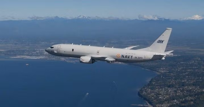 P-8I dài 39,4 m, sải cánh 37,6 m, cao 12,8 m, trọng lượng cất cánh tối đa 85 tấn. Máy bay được vận hành bởi phi hành đoàn 9 người. Phi công được trang bị các màn hình hiển thị tích hợp, hệ thống nhận dạng bạn thù và hệ thống quản lý chuyến bay. Ảnh: India Today.