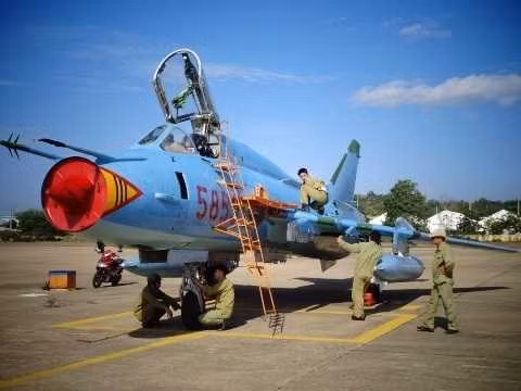 Việt Nam hiện cũng là quốc gia duy nhất thuộc Đông Nam Á hiện đang sở hữu loại chiến đấu cơ cánh cụp cánh xòe này. Biến thể Su-22M4 hiện đại nhất của dòng Su-22 trong biên chế Việt Nam có thể mang được tối đa cùng lúc 2 tên lửa không đối đất Kh-29. Nguồn ảnh: TL.