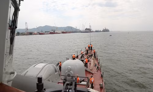 Ngoài ra, trong chuyến tham gia sự kiện quốc tế này, Tàu 18 của Việt Nam cũng sẽ thực hiện nhiệm vụ tuần tra vùng biển phía Nam, huấn luyện di chuyển đường dài, kiểm tra tình trạng vũ khí và tiến hành báo động giả để kiểm tra thời gian phản ứng của thuỷ thủ đoàn. Nguồn ảnh: QPVN.