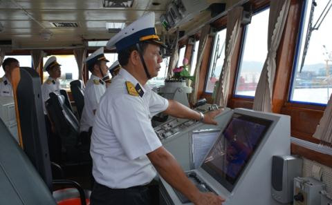 Ở khoa mục cuối cùng, Tàu 18 sẽ vận động theo đội hình trong điều kiện ban đêm. Đây là một khoa mục khá khó khăn vì chỉ cần có một sai sót nhỏ cũng có thể dẫn tới va chạm giữa các tàu trong đội hình. Nguồn ảnh: QPVN.