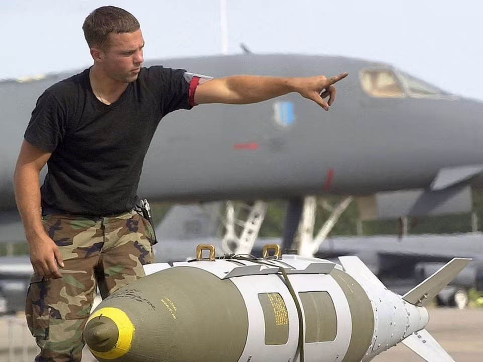 Quân số cụ thể của Mỹ đóng quân ở đây là một bí mật, nhiều tài liệu ước tính Mỹ có khoảng 3000 tới 5000 lính đồn trú tại đây, ngoài ra lính Anh cũng có mặt trên hòn đảo này với số lượng rất ít. Nguồn ảnh: BI.