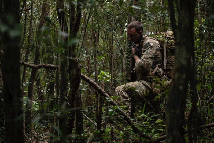 Trong Chiến tranh Việt Nam, người Mỹ luôn gặp phải rất nhiều khó khăn khi tác chiến trong rừng rậm, thậm chí trong nhiều cuộc giao tranh, binh lính Mỹ cơ động không hiểu ý nhau thậm chí đã quay ra bắn lẫn nhau khi quân giải phóng đã rút lui từ trước đó. Nguồn ảnh: FAS.