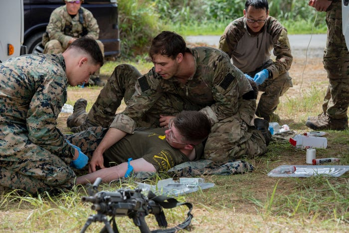 Việc sơ cứu khi bị thương trong rừng rậm nhiệt đới cũng khác so với trong những môi trường khác. Do có môi trường ẩm ướt và bẩn thỉu, vết thương sẽ dễ bị nhiễm trùng hơn khi người lính bị thương ở môi trường này. Nguồn ảnh: FAS.