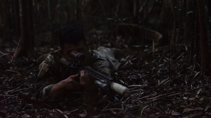 Kỹ năng quan trọng nhất khi di chuyển trong rừng rậm nhiệt đới đó là việc định hướng. Không phải lúc nào người lính cũng có la bàn hoặc thiết bị GPS để tìm đường và rừng rậm nhiệt đới với cây cối dày tới mức vào giữa trưa người lính cũng chưa chắc đã nhìn thấy mặt trời để xác định phương hướng. Nguồn ảnh: FAS.