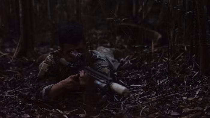 Kỹ năng quan trọng nhất khi di chuyển trong rừng rậm nhiệt đới đó là việc định hướng. Không phải lúc nào người lính cũng có la bàn hoặc thiết bị GPS để tìm đường và rừng rậm nhiệt đới với cây cối dày tới mức vào giữa trưa người lính cũng chưa chắc đã nhìn thấy mặt trời để xác định phương hướng. Nguồn ảnh: FAS.