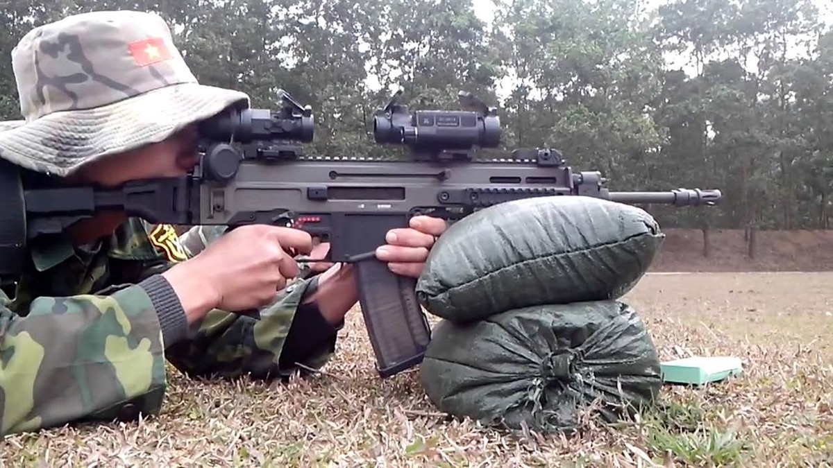 Một khẩu súng trường tấn công khác rất hiếm gặp nhưng đã phục vụ trong biên chế Quân đội Việt Nam từ lâu, đó là khẩu CZ 905 BREN do Cộng hoà Séc sản xuất. Nguồn ảnh: Tube.
