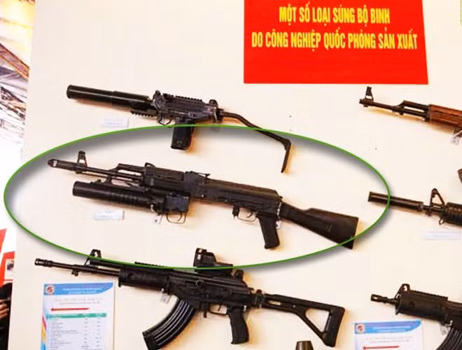 Về cơ bản, súng có thiết kế với màu đen tuyền bao phủ toàn bộ kèm theo đó là chóp bù giật giống hệt với phiên bản đầu nòng bù giật như trên khẩu AK-103. Nguồn ảnh: QĐND.