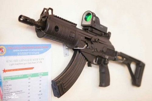 Về cơ bản việc lực lượng trinh sát đặc nhiệm sử dụng hai loại súng là AKS và M18 là điều không nên do hai loại súng này có cỡ đạn khác nhau, phụ kiện hỗ trợ không thể dùng chung và mỗi loại đều có ưu nhược điểm riêng. Nguồn ảnh: VNCN.