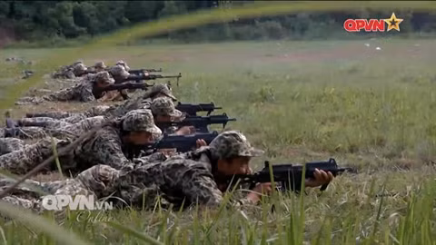 Trong các phiên bản súng Galil ACE thì phiên bản ACE 31 là phiên bản sử dụng cỡ đạn 7,62mm có trọng lượng nhẹ nhất - chỉ 3,05 kg khi không mang đạn. Đây cũng là phiên bản nhỏ gọn nhất với chiều dài tổng thể chỉ 650mm nhưng vẫn mang được cơ số đạn 30 viên. Nguồn ảnh: QPVN.