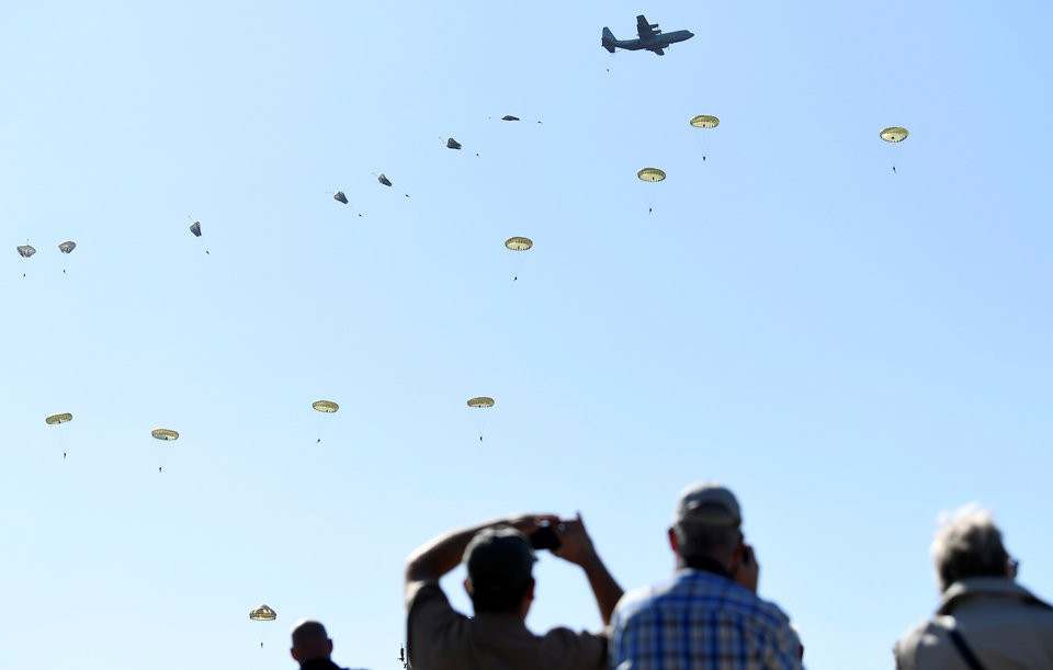 Ngoài ra, còn có hàng nghìn binh lính Mỹ, Hà Lan và Anh cũng tham gia màn nhảy dù nhằm tái hiện lại quy mô của cuộc đổ bộ đường không này. Nguồn ảnh: BI.
