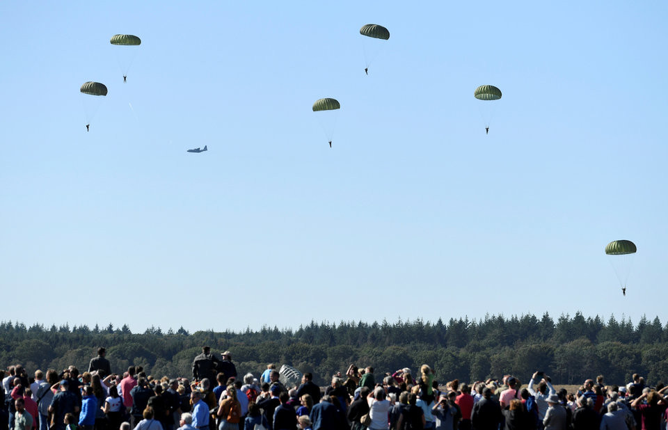 Bắt đầu từ ngày 17/9 và kết thúc vào ngày 25/9/1944, chiến dịch Market Garden với sự tham gia của lính dù Anh, Mỹ và Ba Lan với tổng cộng ba sư đoàn, quân số trên 41.000 lính đã nhảy xuống Hà Lan, dự kiến đánh thẳng vào lãnh thổ Đức để kết thúc sơm chiến tranh. Nguồn ảnh: BI.