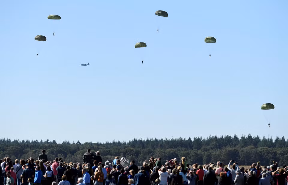 Bắt đầu từ ngày 17/9 và kết thúc vào ngày 25/9/1944, chiến dịch Market Garden với sự tham gia của lính dù Anh, Mỹ và Ba Lan với tổng cộng ba sư đoàn, quân số trên 41.000 lính đã nhảy xuống Hà Lan, dự kiến đánh thẳng vào lãnh thổ Đức để kết thúc sơm chiến tranh. Nguồn ảnh: BI.