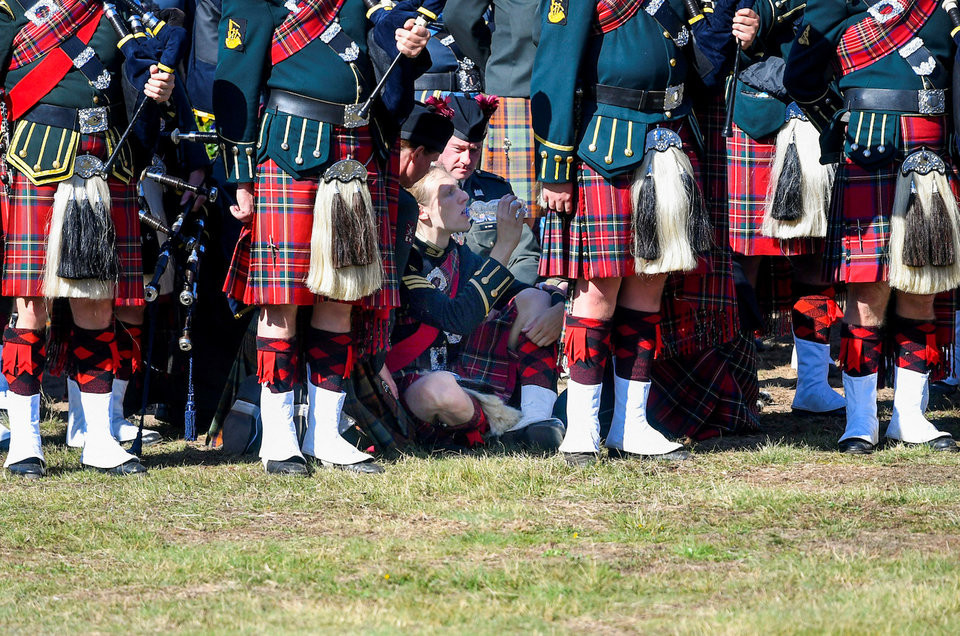 Những người lính kèn của quân đội Anh với trang phục truyền thống xuất hiện trong buổi kỷ niệm. Nguồn ảnh: BI.