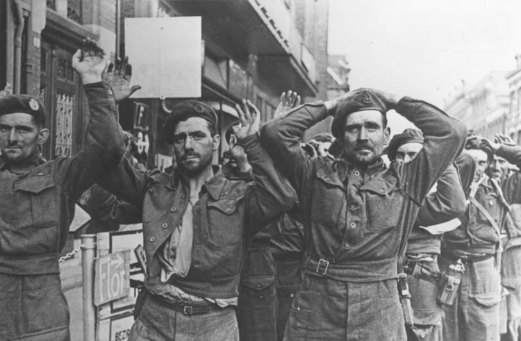 Lính Anh đầu hàng trong Chiến dịch Market Garden sau khi bị Đức bao vây và chia cắt. Trong chiến dịch này, quân đồng minh chỉ dành được một vài chiến thắng mang tính chiến thuật, mọi mục tiêu mang tính chiến lược đều bị Đức phá huỷ hoặc cố thủ thành công. Nguồn ảnh: BI.