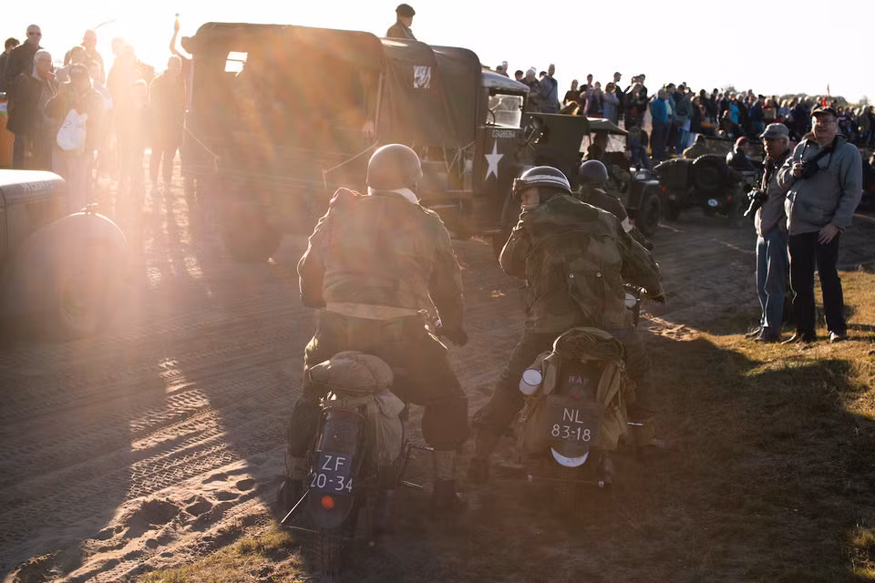 Trong lễ kỷ niệm vừa diễn ra, một loạt các loại khí tài quân sự từ thời chiến tranh thế giới thứ hai cũng được mang ra trình diễn. Nguồn ảnh: BI.