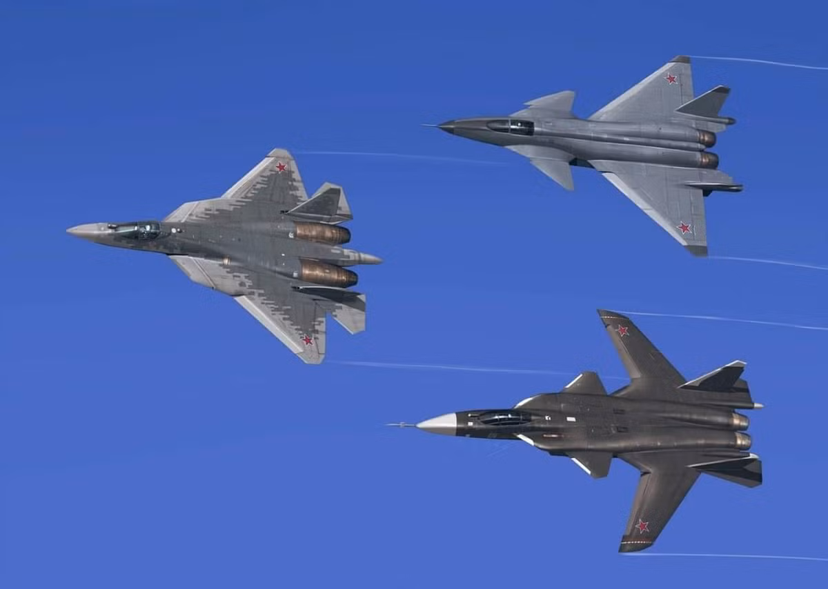 Trong khuôn khổ triển lãm hàng không MAKS-2019 vừa diễn ra, lực lượng Không quân Vũ trụ nga đã khiến nhiều người "đứng ngồi không yên" khi mang chiến đấu cơ Su-57 hiện đại ra bay trình diễn. Thú vị hơn, còn có thêm một bức ảnh Su-57 xuất hiện cùng 2 siêu cơ khác. Tuy nhiên đây chỉ là hình ảnh ghép do cộng đồng đam mê quân sự, công nghệ quốc phòng quốc tế tạo ra. Nguồn ảnh: MAKS.