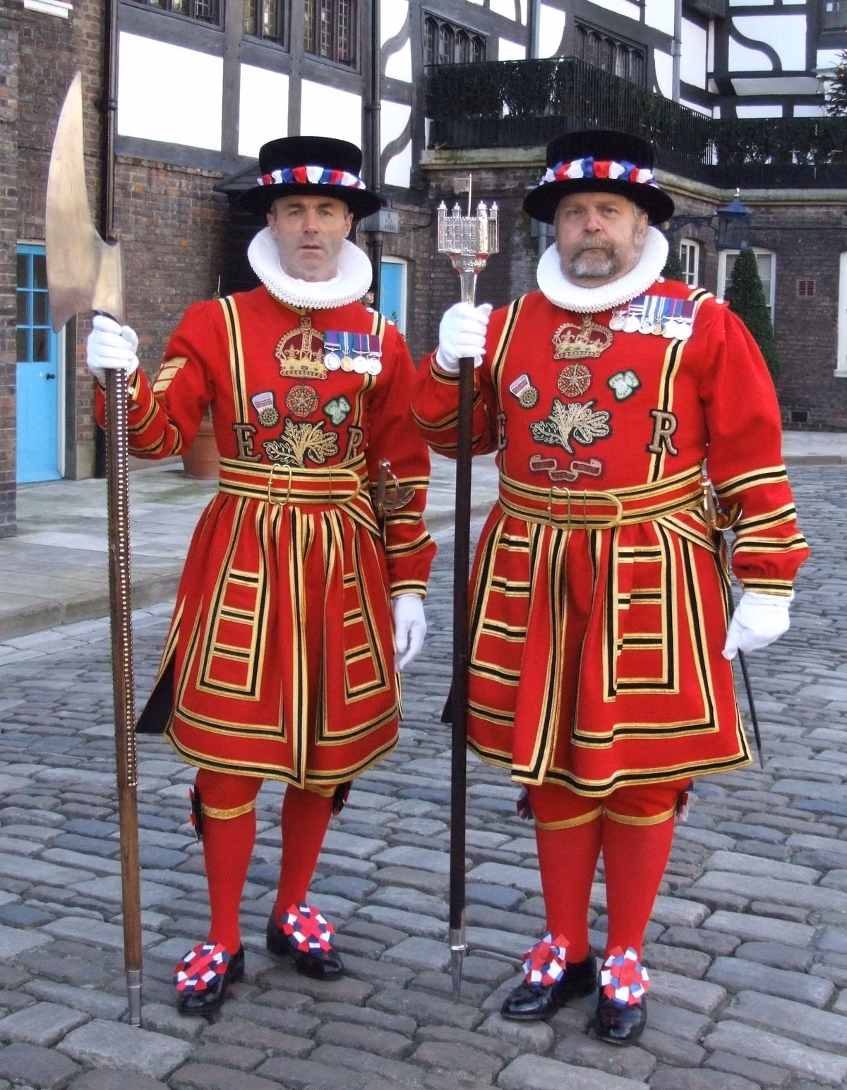 Toàn bộ binh lính trong lực lượng British Beefeater đều có kinh nghiệm phục vụ quân ngũ hàng chục năm, bản thân lực lượng này cũng là một nhánh chính thức của quân đội Hoàng gia Anh. Mặc dù vậy, quân phục và vũ khí của họ có phần cực kỳ đặc biệt loè loẹt. Nguồn ảnh: BI.