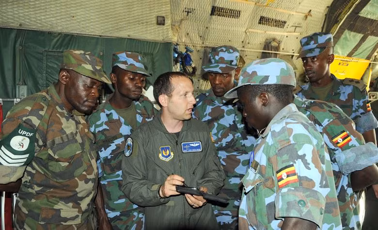 Đặc biệt kiểu quân phục của lực lượng này tỏ ra cực kỳ nổi bật khi đứng cạnh quân phục của những quốc gia khác do nó pha trộn cả màu của trời và đất trong một bộ quần áo - khiến cho hiệu quả nguỵ trang gần như bằng không. Nguồn ảnh: BI.